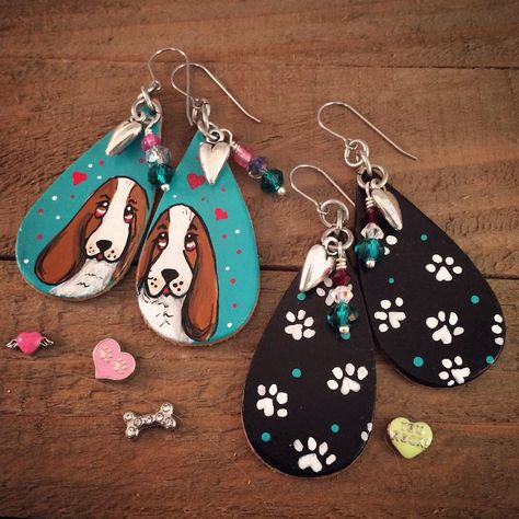 Hand Painting Earrings, Leather Assesories Handmade, Diy Painted Earrings, Hand Painted Earrings Wood Diy, Wooden Painted Earrings, Earrings Painting, Hand Painted Earrings Wood, Painted Leather Earrings, Wood Jewelry Diy