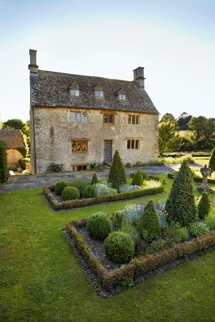 Little wonder that the Oxfordshire garden of art dealer, writer and broadcaster Philip Mould, should be so appealing. Mould has had a life-long passion for plants and his 18-acre garden, a combination of wild meadowland and expertly-tended-to formal beds, demonstrates this love of horticulture. Gardening Seeds, English Country Cottages, Country Cottage Garden, English Garden Design, Country Garden Decor, English Gardens, English Country Gardens, Formal Gardens, Old Stone