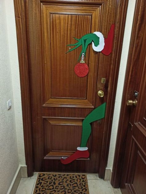 Dekoratívne Vence, Christmas Door Decorating Contest, Grinch Christmas Party, Grinch Christmas Decorations, Decor Ideas Bedroom, Easy Christmas Decorations, Fun Christmas Decorations, Christmas Themes Decorations, Office Christmas Decorations