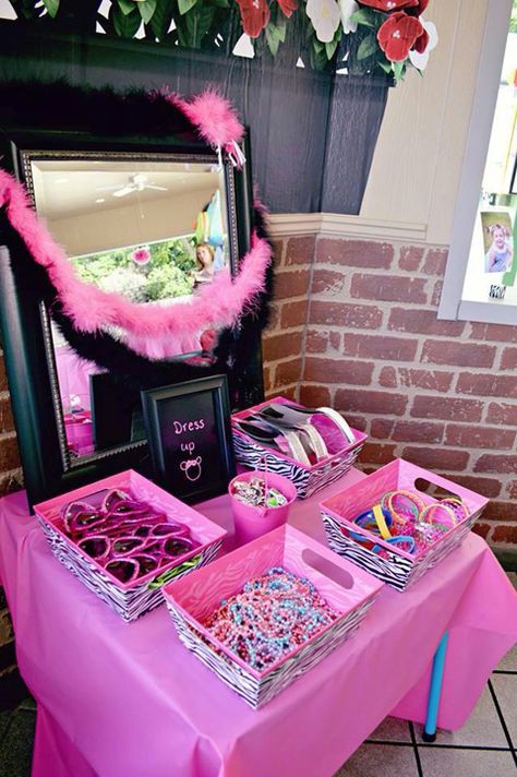 Minnie Mouse Birthday Party! Dress-up station with bracelets, Minnie hats, feather boas, necklaces, sunglasses! Cute Idea! www.thatpartychick.net Barbie Paris, Barbie Party Decorations, Feather Boas, Barbie Theme Party, Wrap Tutorial, Spa Birthday, Pamper Party, Barbie Birthday Party, Barbie Theme