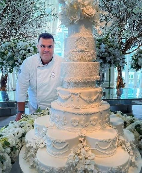 Fountain Wedding Cakes, 25 Anniversary Cake, Harry And Meghan Wedding, Fancy Wedding Cakes, Extravagant Wedding Cakes, Ivory Wedding Cake, Wedding Cake Pearls, Royal Cakes, Pretty Wedding Cakes