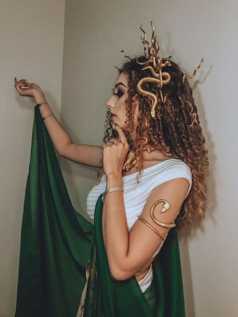 Medusa Goddess Costume, Medusa Dress Costume, Medusa Outfit Ideas, Medusa Inspired Outfit, Fantasia Medusa Halloween, Medusa Outfit Halloween, Medusa Costume Outfit, Medusa Costume Ideas, Cosplay Medusa