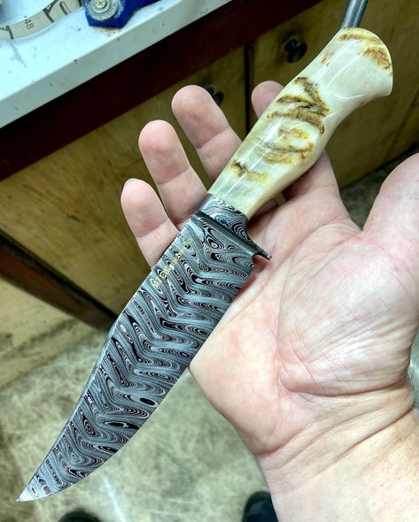 Stunning Bighorn Handle Hunter Knife Hunter Knife, Black Smithing, Ka Bar, Damascus Blade, Dundee, Damascus, Axes, Blacksmithing, Pocket Knife