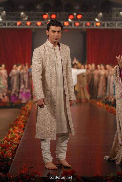 Fashion show Indian Groom Dress, Indian Wedding Clothes For Men, Sherwani For Men Wedding, Hair Styles Men, Wedding Kurta For Men, Groom Dress Men, Wedding Outfits For Groom, Indian Groom Wear, Wedding Dresses Men Indian