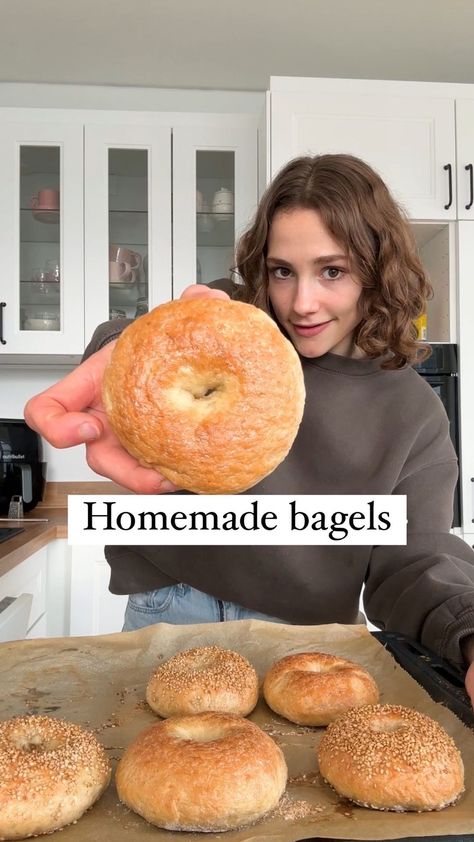 Maya // vegan recipes | HOMEMADE BAGELS 🥯 I love making a batch of bagels every other week and popping them in the freezer to have the best bagels on the hand... | Instagram Making Bagels, Bagel Recipe Easy, Vegan Bagel, Vegan For A Week, Vegan Plan, Masterchef Recipes, Vegan Recepies, Vegetarian Comfort Food, Best Bagels