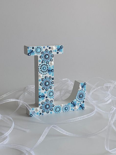 Wooden Letter Decoration Ideas, Letter Painting Ideas Wooden, Wooden Letter Painting Ideas, Letter Decoration Ideas, Mandala Letters, Wood Letters Decorated, Painted Stones Ideas, Cement Jewelry, Paint Stone