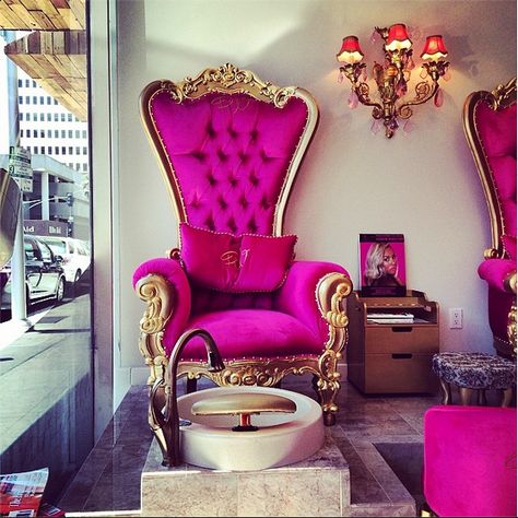 Daaamn. Wouldn't you love to get your pedicure in this chair? I sure would. Spa Pedicure Chairs, Nail Salon Decor, Throne Chair, Beauty Salon Decor, Woman Cave, Spa Decor, Salon Ideas, Pink Chair, Salon Furniture