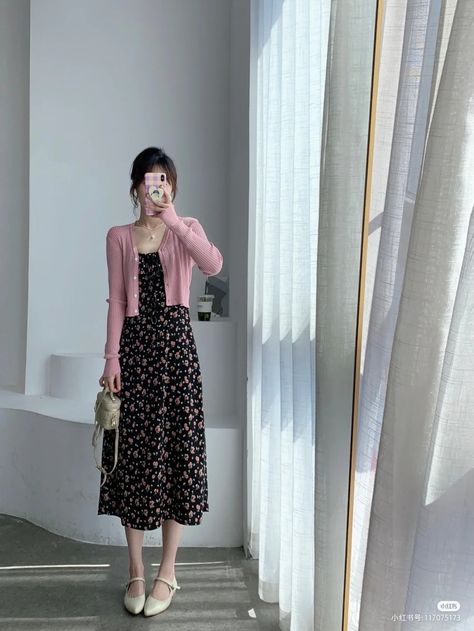 Korean Outfits Long Dress, Minimalist Dress Outfit, Cardigan Outfit With Skirt, Long Dress With Cardigan Outfit, Outfits In Japan, Long Dress With Cardigan, Modest Korean Fashion, Japan Outfit Ideas, Dress And Cardigan Outfit