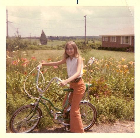 Banana Seat Bike, boy this makes me want to scan a pix of my bike with a banana seat from the 70s! Banana Seat Bike, Bike Boy, 70s Inspired Fashion, 70s Aesthetic, Vintage Biker, Biker Chick, Pre Debut, A Banana, Vintage Life