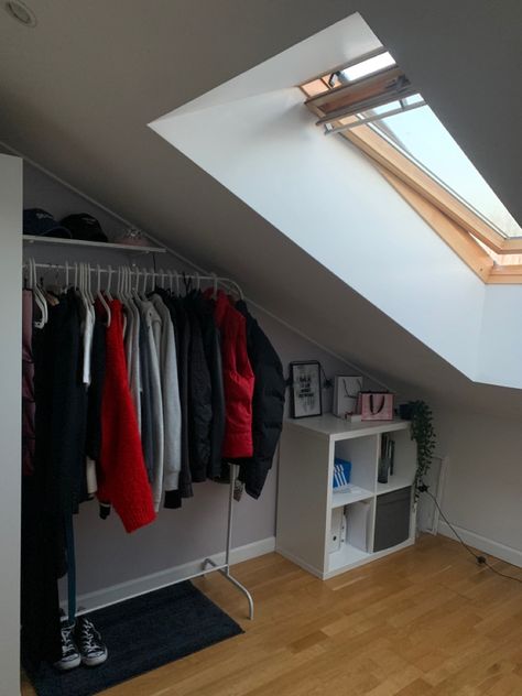 Attic Room Minimalist, Small Slanted Ceiling Bedroom Ideas, Room Inspo Attic, Room With Roof Sloping, Roof Room Bedroom, Roof Room Ideas, Small Slanted Ceiling Bedroom, Sloping Roof Bedroom, Aesthetic Attic Bedroom