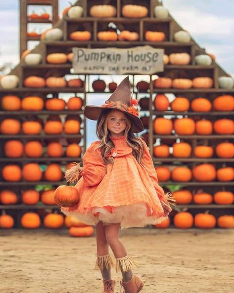 Xare, Handmade Halloween Costumes, Mom Costumes, Pumpkin Halloween Costume, Pumpkin Costume, Girls Holiday Dresses, Homemade Costumes, Halloween This Year, Fantasias Halloween