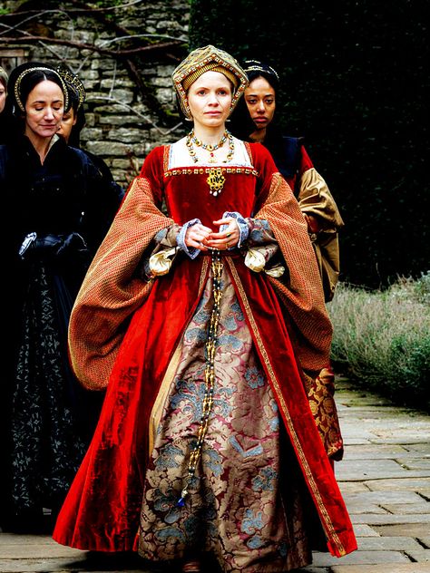 Kate Phillips as JANE SEYMOUR, QUEEN OF ENGLAND [BBC's Wolf Hall: The Mirror and the Light Promotional Material] Jane Boleyn, Tudors Dress, The Tudors Costumes Anne Boleyn, Vestidos Medieval, Kate Phillips, Tudor Aesthetic, Red Tudor Gown, Asoiaf Fashion, Tudor Clothing