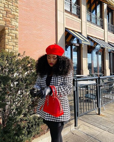 Outfits With Beret Hats Black Women, Barret Hat Outfit, Baret Hat Outfit, French Beret Outfit, Black Beret Outfit, White Beret Outfit, Berrets Outfits, Red Beret Outfit, Baret Outfit