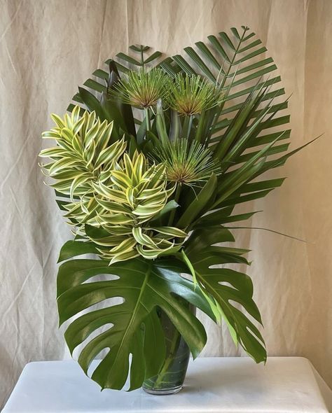 High Centerpiece Wedding, Tropical Flower Centerpieces, Tropical Table Decor, Easter Church Flowers, Anthurium Arrangement, Tall Flower Arrangements, Foliage Arrangements, Modern Floral Arrangements, Tropical Floral Arrangements