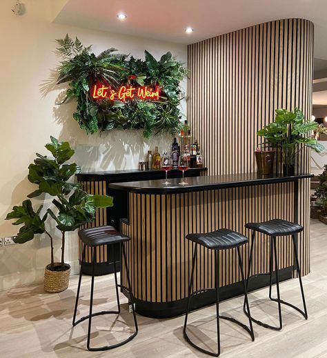 Bar With Wood Paneling, Basement Entertainment, Led Decoration, Diy Home Bar, Wood Wall Panels, Wood Slat Wall, Deco Originale, Curved Walls, Games Room