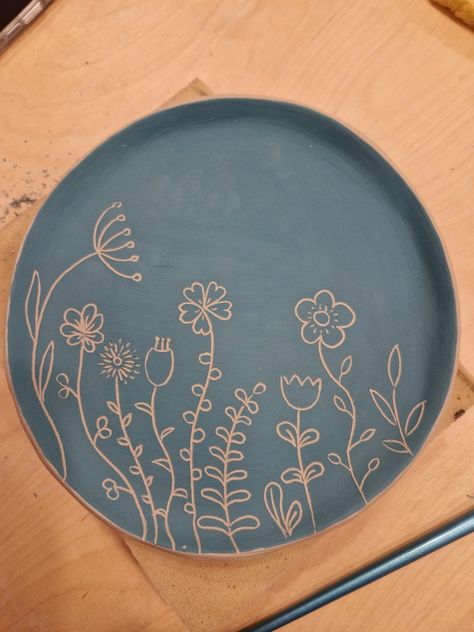 Ceramic Stencil Designs, Sgraphito Pottery, Sgraffito Plate Designs, Scraffito Designs Simple Plate, Scrafito Designs, Flower Sgraffito, Sgrafitto Designs, Simple Ceramic Painting Ideas, Pottery Plate Designs