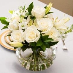 Centre de table rose blanche Asiatic Lily, Table Rose, Simple Wedding Flowers, White Centerpiece, Everyday Decor, Lounge Ideas, Dusky Blue, Anniversary Decorations, Flower Centerpieces Wedding