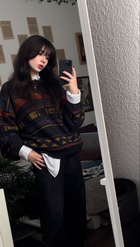 Dark Academia Outfit Sweater, Dark Academia Sweater Outfit, Sweater Grunge Outfit, Grunge Sweater Outfit, Grunge Autumn Outfit, Winter Outfits Alternative, Cozy Fall Aesthetic Outfit, Outfit Ideas Tomboy, Juliet Costume