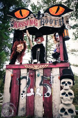 Shivers of Delight: Spooky Carnival in the Yard Scary Carnival, Circus Props, Haunted Carnival, Carnival Ideas, Halloween Circus, Creepy Carnival, Fairy Halloween Costumes, Halloween Events, Halloween Clown