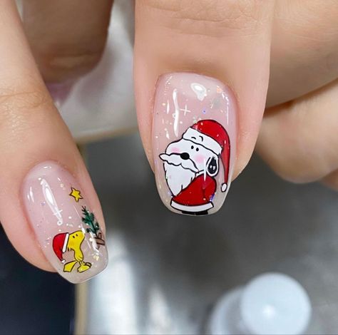 Christmas Nails With Characters, Charlie Brown Christmas Nail Art, Snoopy Xmas Nails, Star Wars Christmas Nails, Christmas Nails Snoopy, Christmas Snoopy Nails, Snoopy Nails Christmas, Charlie Brown Christmas Nails, Snoopy Christmas Nails