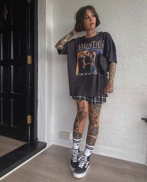 Urban Alternative Style, Simple Edgy Outfits Summer, Alt Inspo Fits, Alternative Womens Fashion, Alt Fashion Inspo Outfits, Tattoo Artist Outfit Style, Metal Summer Outfit, Outfits With Tattoos, Tattoo Appointment Outfit