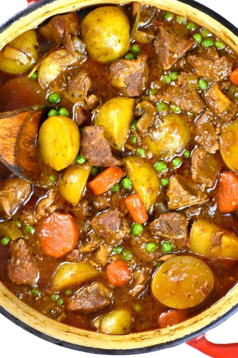 Oven Stew, Curried Beef, Classic Beef Stew Recipe, Best Beef Stew Recipe, Beef Cubes, Pork Stew Recipes, Guinness Beef Stew, Classic Beef Stew, Easy Beef Stew