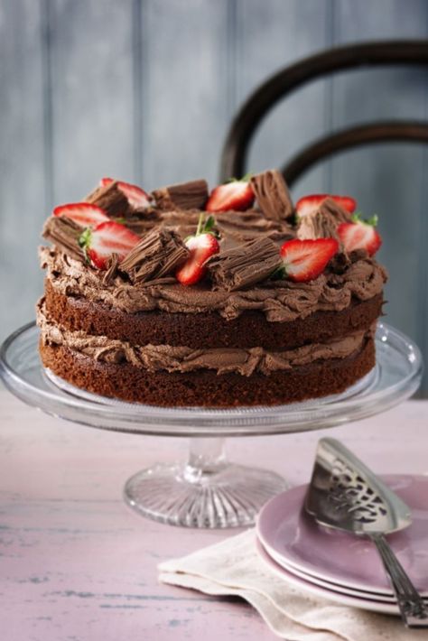 A classic chocolate cake topped with strawberries Classic Chocolate Cake Recipe, Classic Chocolate Cake, Chocolate Fantasy, Cakes Recipes, Chocolate Sponge, Chocolate Icing, Delicious Cake, Creamy Chocolate, Cake Toppings