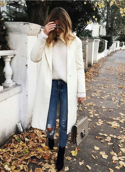 Gc Photos, White Coat Outfit, Long White Coat, Mantel Outfit, White Winter Coat, Pants Boots, Winter Coat Outfits, White Turtleneck Sweater, Elegant Outfit Classy