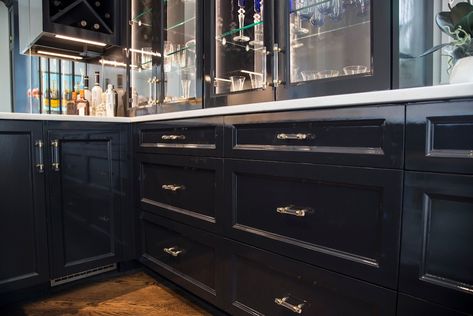 HIgh-Gloss Lacquered Cabinet Finishes in a Luxurious Home Bar and Butlers Pantry - Classique - Bar de Salon - Austin - par Paper Moon Painting | Houzz Black Paint Colors, Picking Paint Colors, Home Bar Cabinet, Black Paint Color, Paint Bar, Cabinet Paint Colors, Butlers Pantry, Accent Walls In Living Room, Kitchen Paint Colors