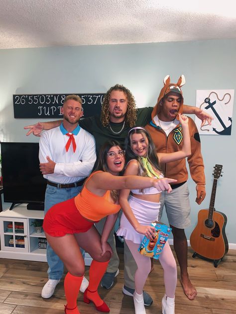 Halloween Costumes Scooby Doo Gang, Scooby Doo Dress Up, Fred And Velma Costume, Daphne And Shaggy Costume, Scooby Doo Group Halloween Costumes, Freddy And Daphne Costume, Fred Costume From Scooby Doo, Shaggy Scooby Doo Costume, Shaggy Costume Female