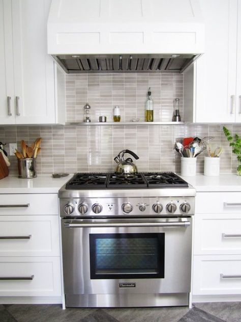 Kitchen Cabinets And Backsplash, Modern White Kitchen Cabinets, Backsplash With White Cabinets, Stainless Steel Backsplash, Small Kitchen Storage, Backsplash Designs, White Modern Kitchen, Functional Kitchen, White Kitchen Cabinets