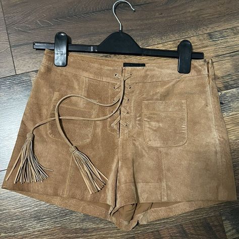 This Womens Shorts item by LeatherTrendIN has 39 favourites from Etsy shoppers. Is dispatched from India. Listed on 11 Nov, 2023 Leather Pants For Women, Shorts For Ladies, Lace Up Shorts, Short Cuir, Leather Shorts Women, Leather Trend, Suede Shorts, Trendy Fits, Shorts Pants