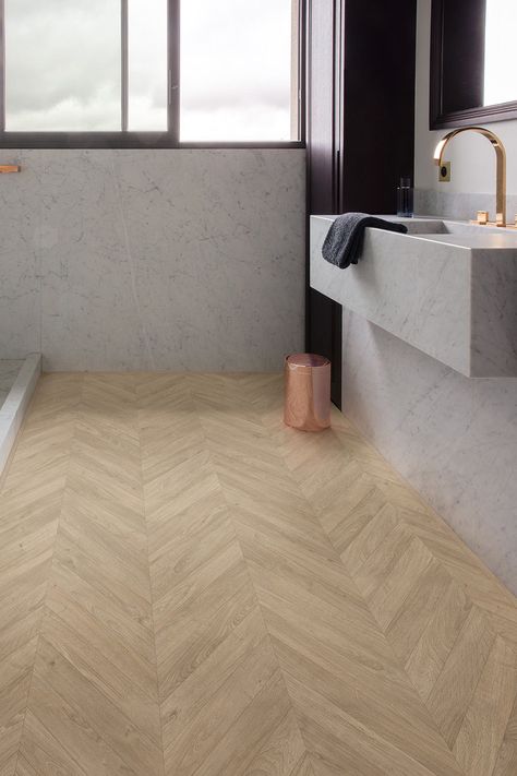 Quick-Step Laminate flooring - Impressive patterns 'Chevron oak taupel' (IPA4164) in a modern bathroom. Click here to discover your favorite bathroom floor.  #laminat #flooring #inspiration #interiordesign #oak #chevronflooring #herringboneflooring #floorpatterns Waterproof Bathroom Flooring, Laminate Flooring Bathroom, Floor Laminate, Quick Step Flooring, Floor Renovation, Oak Laminate Flooring, Laminate Floors, Perfect Bathroom, Quickstep