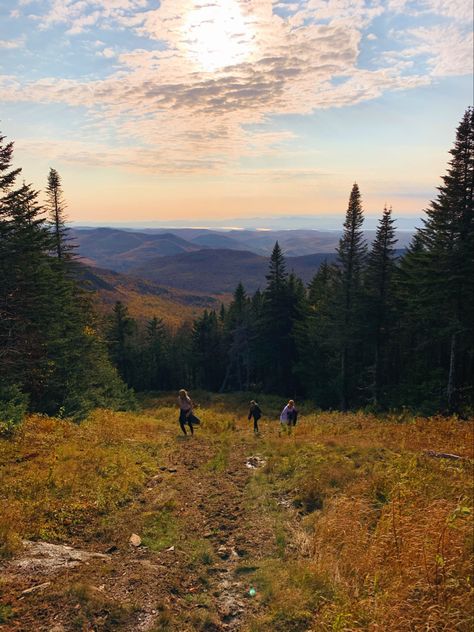 Autumn Granola, Vermont Hiking, Aesthetic With Friends, Pics To Recreate, Fall Aesthetic Pictures, Aesthetic Picture Ideas, Hygge Autumn, Vermont Mountains, New England Aesthetic