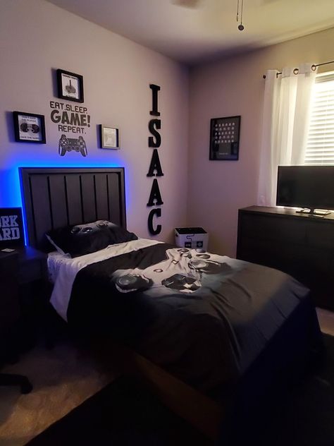 Black And White Gamer Bedroom, Game Room Theme Bedroom, Decorating Boys Bedroom Ideas, Teen Boys Gaming Bedroom Ideas, Boys Small Room Ideas, Gamer Room Bedroom Ideas, Gamer Theme Bedroom, Playstation Bedroom Ideas, Front Room Living Room Ideas