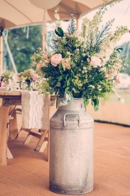 Milk Can Wedding Decor, Church Floral Arrangements, Wedding Flowers Church, Floral Arrangements Ideas, Bouquet Champetre, Church Wedding Flowers, Fresh Wedding Flowers, Vintage Wedding Flowers, Beautiful Wedding Reception