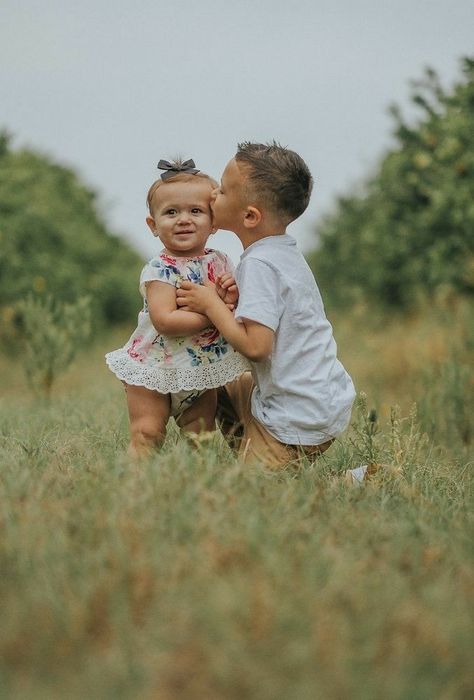 Sibling Photography Brother Sister, Spring Sibling Photoshoot, Brother And Sister Photoshoot, Brother And Sister Photo Ideas, Brothers Photoshoot, Brother Sister Photos, Sibling Photoshoot, Sibling Photography Poses, Sibling Photo Shoots