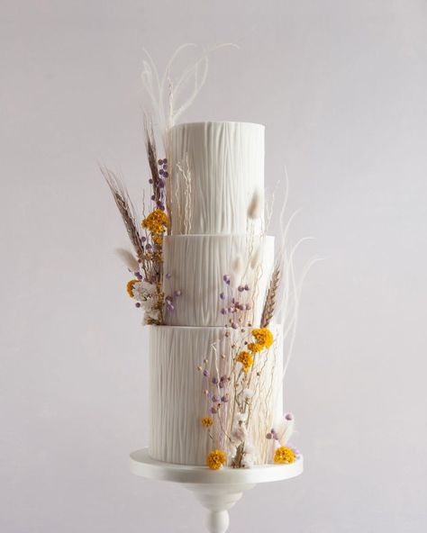 Cake With Dried Flowers, Textured Wedding Cakes, Wedding Cake Options, Boho Wedding Cake, Modern Cakes, Fall Cakes, Beautiful Birthday Cakes, Fall Wedding Cakes, Rustic Wedding Cake