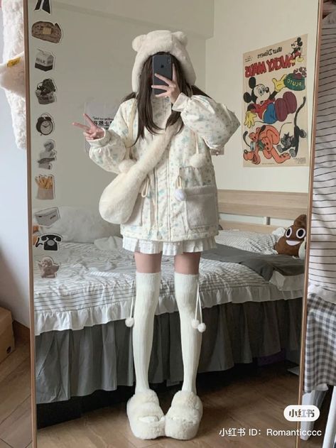 Outfit Inspo Korean, Oversized Outfit Ideas, Blue And White Outfit, Oversized Overalls, Korean Winter Outfits, Oversize Outfit, Anime School, Cosplay Kawaii, Oufits Casual