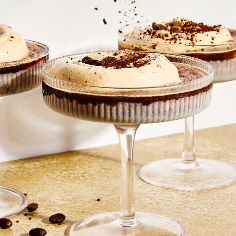 Frozen Espresso Martini Martini With Kahlua, Fresh Cocktails, Espresso Vodka, Instant Espresso, Baileys Coffee, Box Cakes, Espresso Martini Recipe, Mommy Juice, Frozen Cocktails