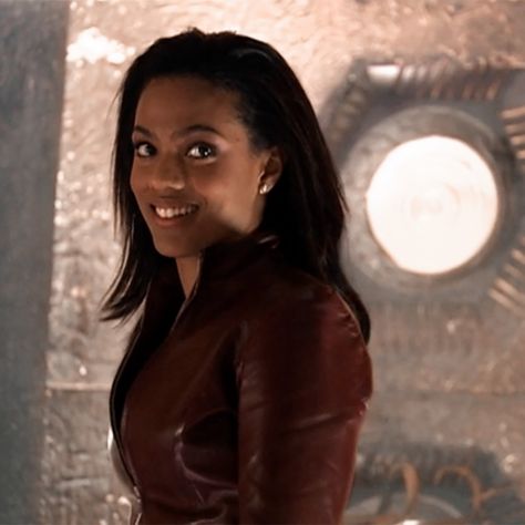 Photo of Freema Agyeman as Martha Jones. The Doctor And Martha, Doctor Who Martha, Martha Jones Icon, Martha Jones Aesthetic, Martha Jones Doctor Who, Donna Doctor Who, Lilly Core, Freema Agyeman, Sarah Jane Smith