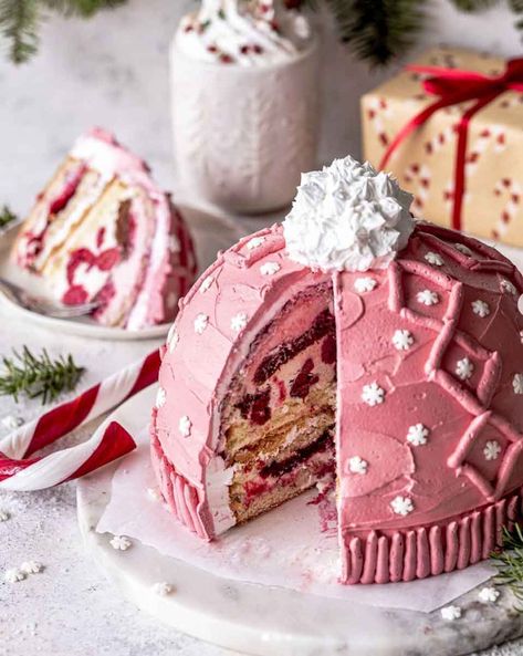 Pink Christmas Aesthetic Ideas - The Mood Guide Winter Torte, Christmas Cake Designs, Torte Cupcake, Xmas Cake, Winter Cake, Weird Food, Christmas Party Food, Pink Cake, Cake Decorating Techniques