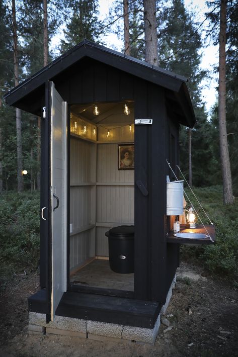 Modern Outhouse, Black Shed, Outhouse Bathroom, Outside Toilet, Simple Deck, Outdoor Bathroom Design, Outdoor Toilet, Diy Mud Kitchen, Back Deck Decorating