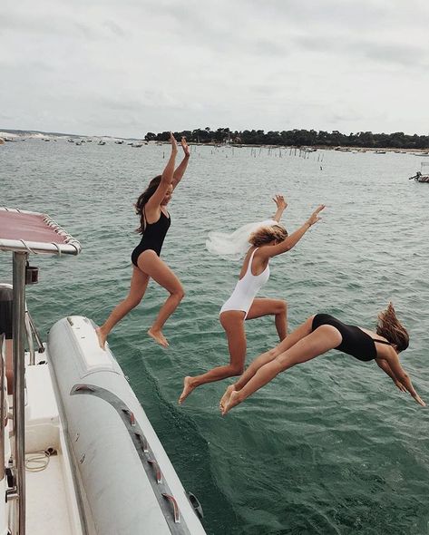 Bachelorette Party Lake Weekend, Boat Bachelorette Party, Bachelorette Party Lake, Pontoon Party, Bachelorette Inspo, Bach Bash, Boat Day, Bachelorette Party Beach, Bachelorette Party Planning