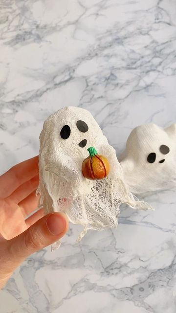 EK on Instagram: "Cute Halloween DIY!! 👻🎃✨ Ready to summon some ghostly fun this spooky season? 💫 In this video, I’m unveiling the secrets to creating your very own ghost decorations using just: • regular bandages • foil • a little bit of water • and PVA glue It’s the perfect way to add a touch of cuteness to your Halloween decor!! 🥰" Cute Halloween Diy, Halloween Ghost Craft, Diy Ghost Decoration, Diy Halloween Ghosts, Ghost Crafts, Easy Diy Halloween Decorations, Ghost Diy, Halloween Ghost Decorations, Halloween Room Decor