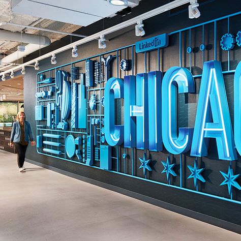 LinkedIn’s newly expanded Chicago office doubled the floor space in their West Loop home — and presented opportunities to activate the LinkedIn... Interior Branding, Deco Fruit, Environmental Graphic Design, Office Branding, Casa Container, Logo Wall, Wayfinding Signage, Workplace Design, Environmental Design