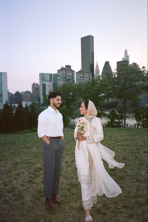 Engagement Photos Poses Muslim, Halal Gap Couple Poses, Arab Engagement Photos, Hijabi Engagement Photos, Engagement Poses Halal, Hijab Wedding Photoshoot, Engagement Photos Hijab, Muslim Pre Wedding Photoshoot, No Face Engagement Photos