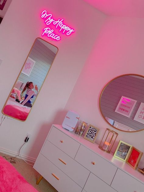 Preppy Room With Accent Wall, Aestethic Apartment Decor, Preppy Daybed Room Ideas, Preppy Bedroom Furniture, Bathroom Decor Preppy, Colorful Room Decor Ideas, Simple Preppy Room, Preppy Dresser Decor, Bright Room Ideas