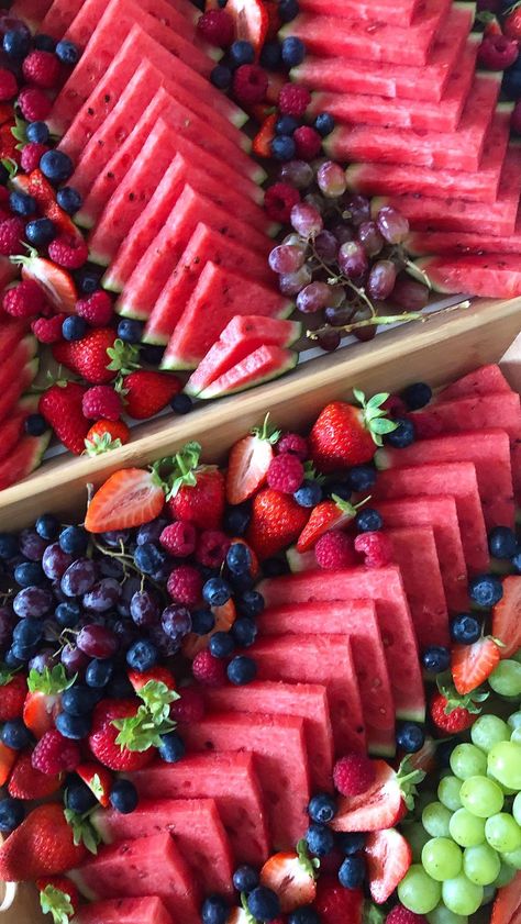 Recreating Recipes | Fruit Platter | …how to cut watermelon in 4 easy steps 👇 (medium size) We get messages a lot asking us to share how we cut our water… | Instagram Recipes Fruit, Cut Watermelon, Fruit Arrangements, Sharp Knife, Fruit Platter, Fruit Tray, Easy Steps, Easy Step, Melon