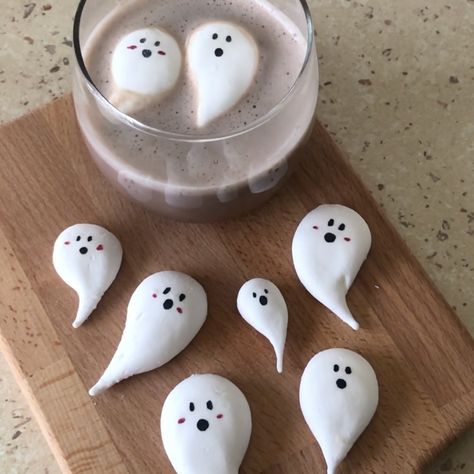 ghost marshmallows – audreysaurus Diy Ghost Marshmallows, Ghost Themed Food, Ghost Marshmallows, Autumn Sleepover, Halloween Marshmallows, Marshmallow Ghosts, Marshmallow Design, Ghost Food, Halloween Brunch